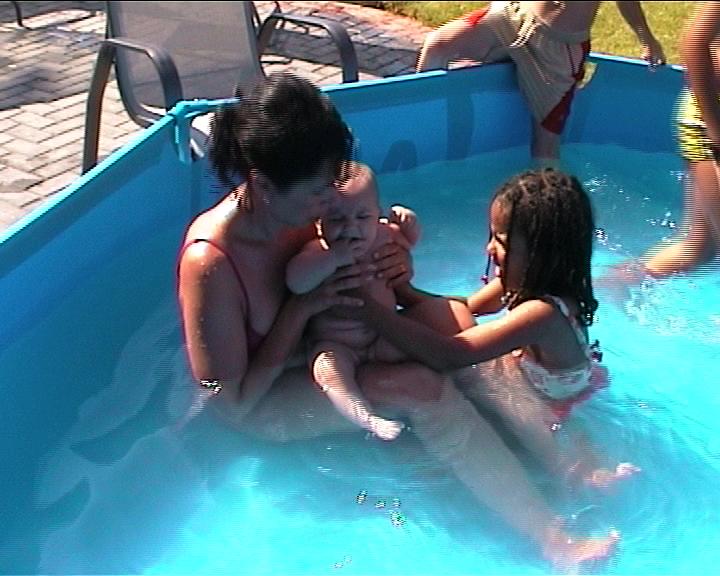 Candela cojolobita 2004 con su madre Cristina y su tia Irene